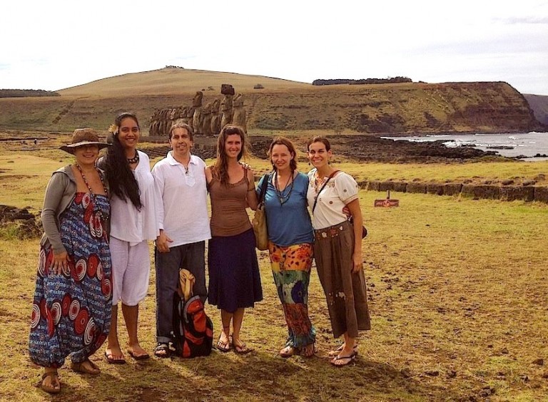 Paloma, su amiga de Rapa Nui, Jorge, Kalasara,Petra y Maru fueron a Anakena y Tongariki pa pedir permiso para hacer nuestas ceremonias allí