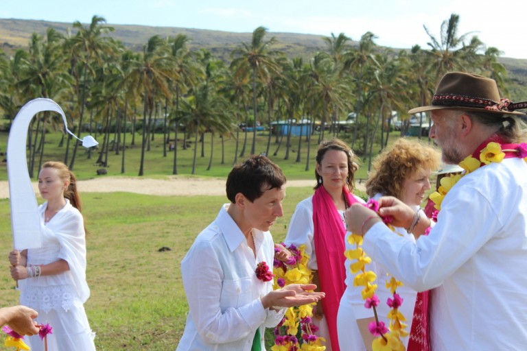 As they pass through the White Dragon Gate, Solara and Emanáku give everyone a flower lei.