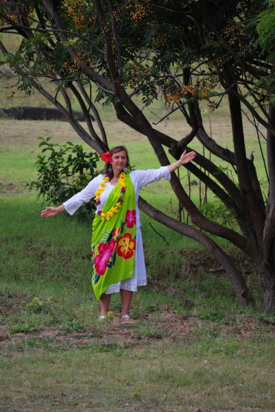 Rosana de Brasil con un bailarín en Rapa Nui