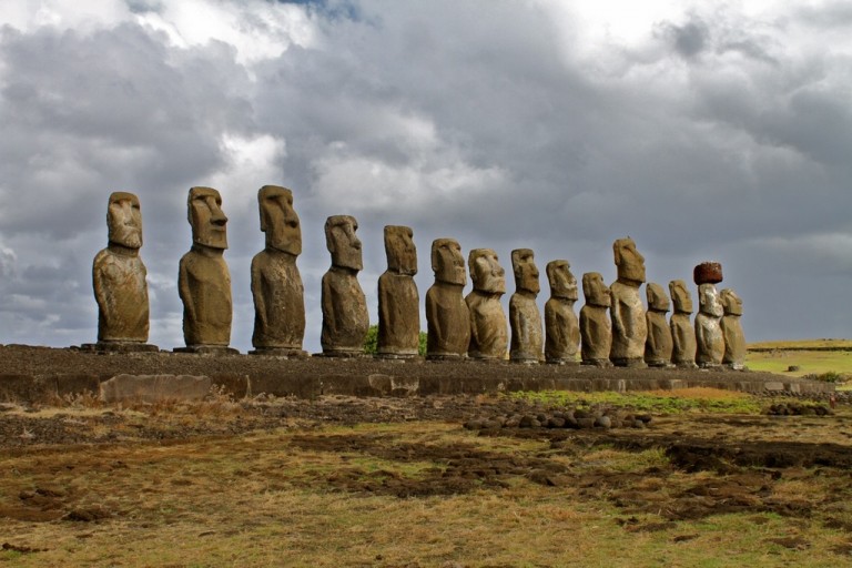 Die großartigen Moai von Tongariki erwarten unsere Ankunft