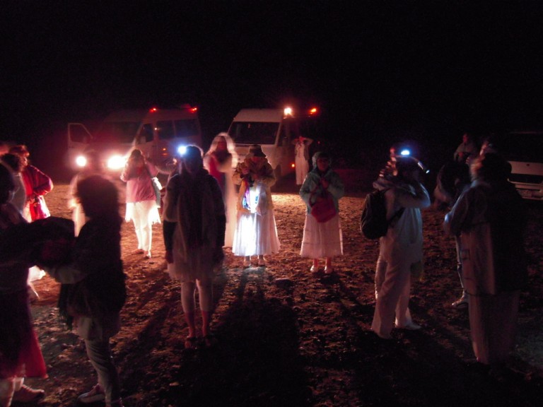 Unsere Gruppe kam zum dritten Teil unserer 'A Mu'a Zeremonie am frühen Morgen des 21. April in Tongariki an.
