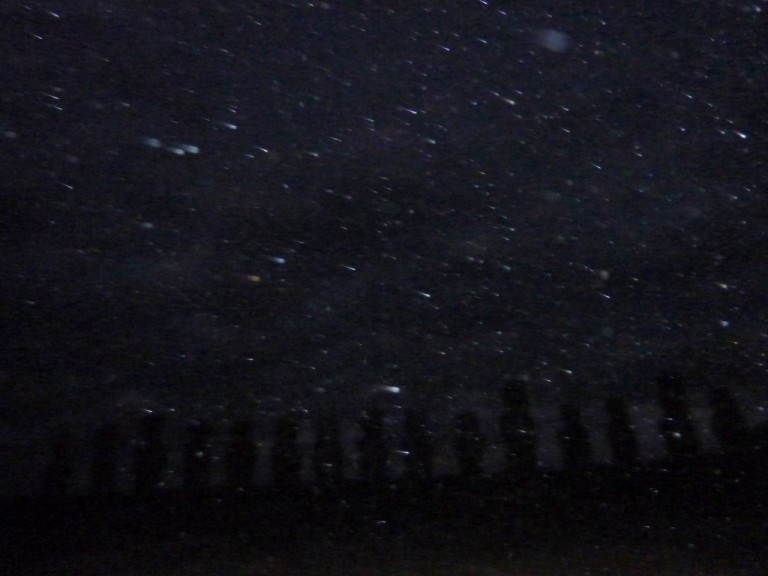 Acima de nós uma infinidade de estrelas. (A linha de Moais está ligeiramente visível na parte de baixo da foto.)