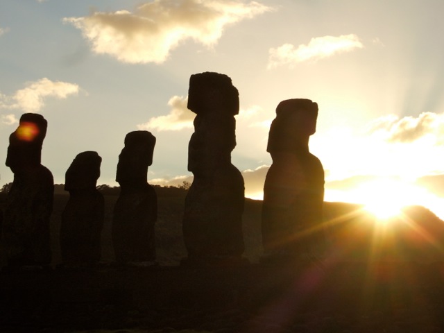 Un ojo rojo aparece en uno de los Moai