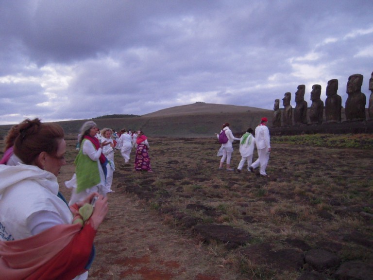 Wir gingen auf die Moai zu und führten das neue 'A Mu'a Mudra aus.