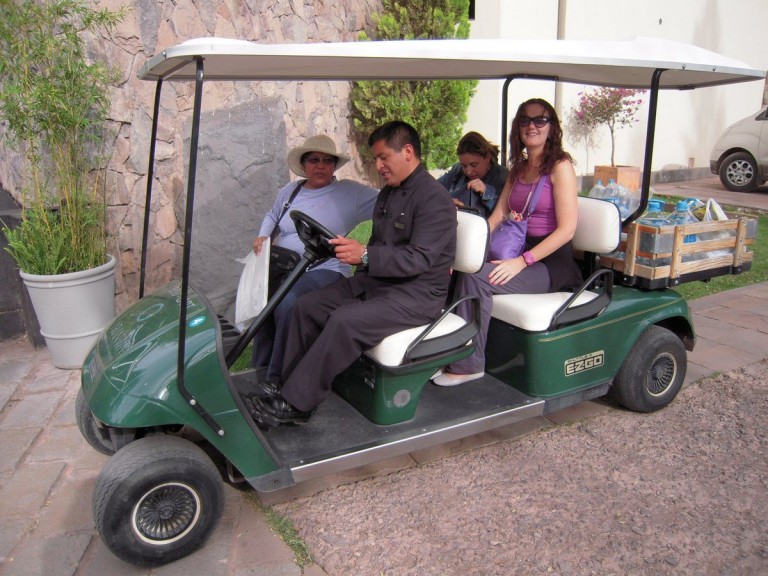 Anastra aus Australien, Adriana aus der Slovakei und Maria aus Neuseeland fahren mit dem Golf-Kart
