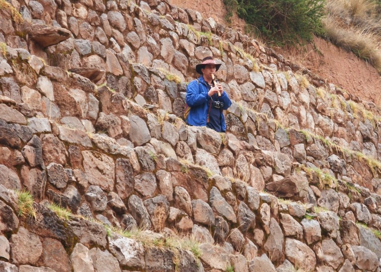 Jorge plays his flute to Moray.