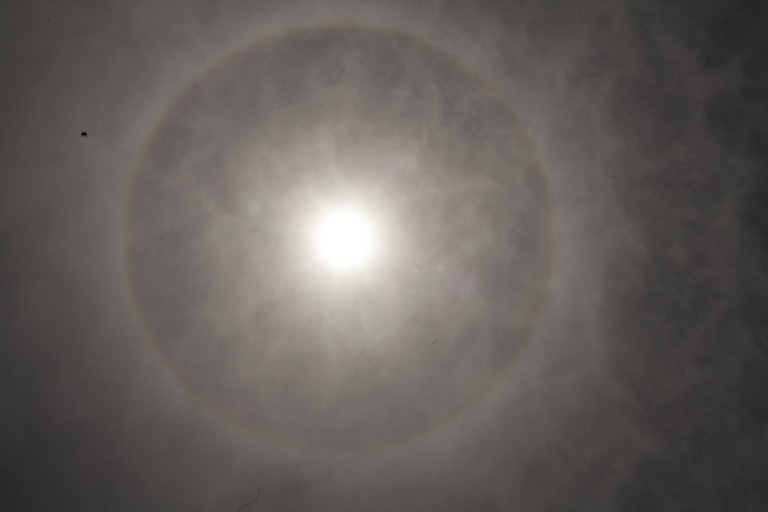 A huge Moonbow appeared around the Moon.